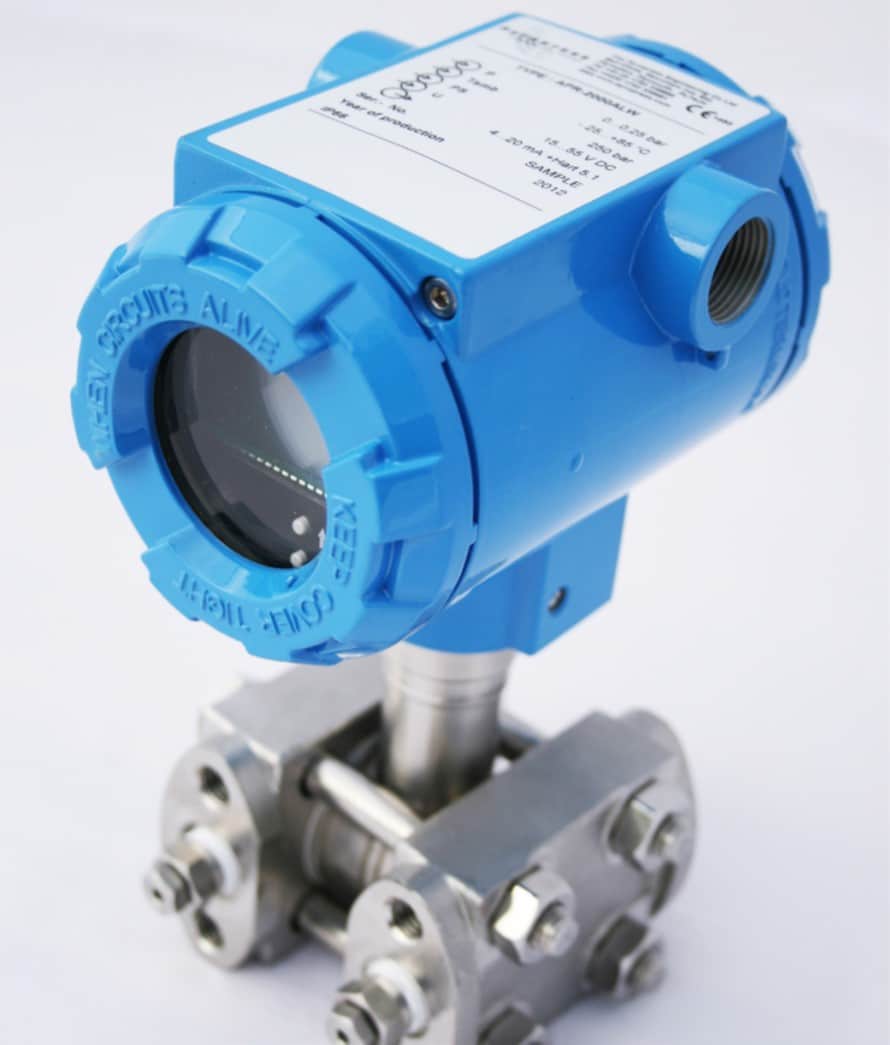 Blue differential pressure transmitter with a metal base and threaded pipe connections.